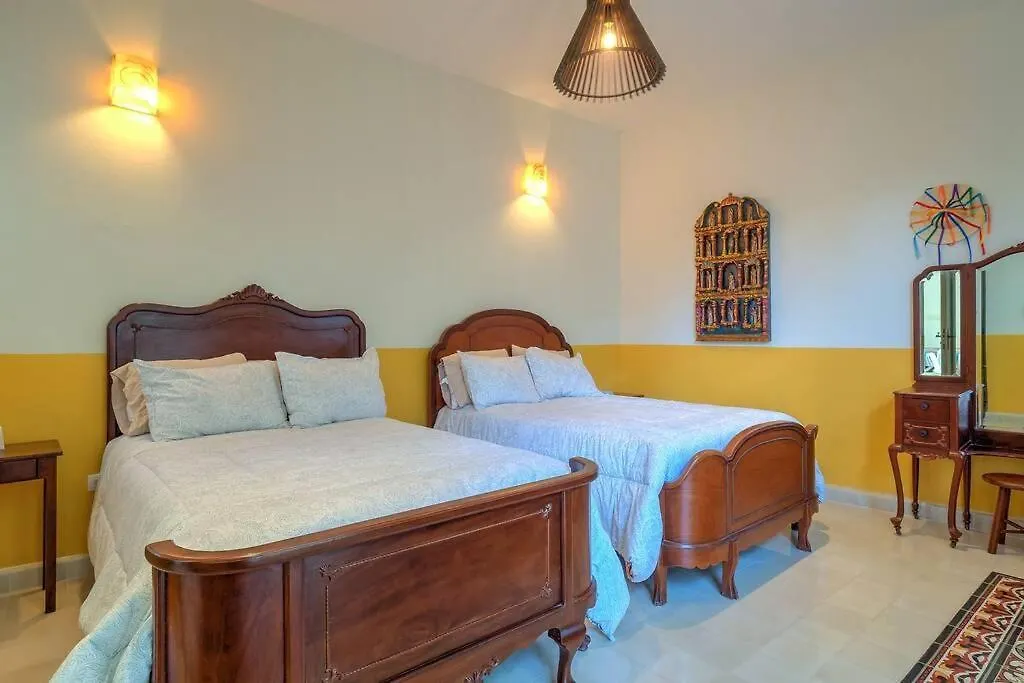Casona Sirenas, A Family Home In Historical Merida